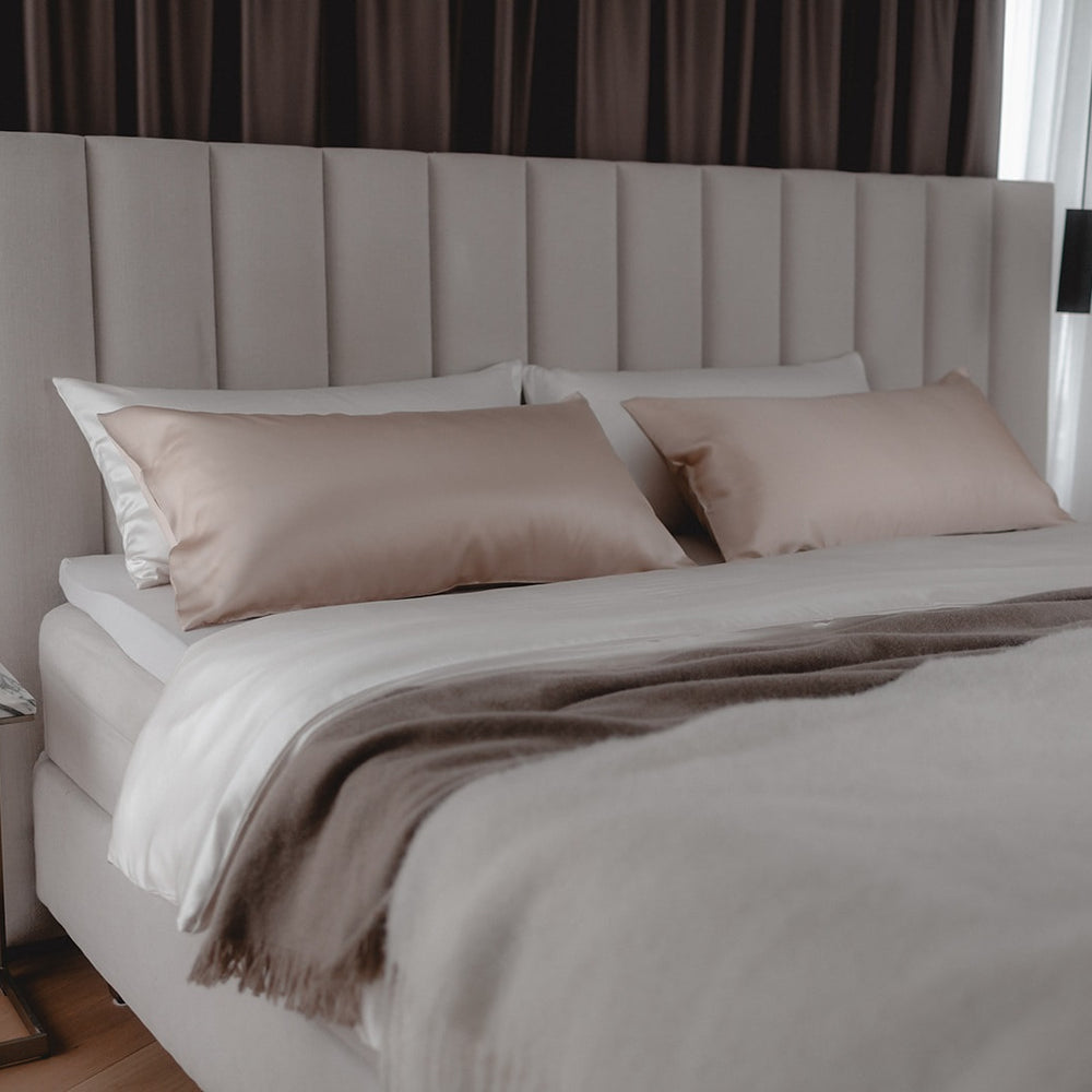 Ein Boxspringbett dekoriert mit Maulbeerseidenbettwäsche