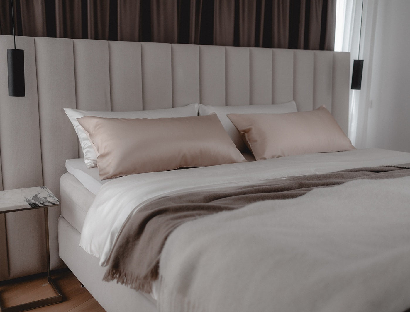 Ein Boxspringbett dekoriert mit Maulbeerseidenbettwäsche
