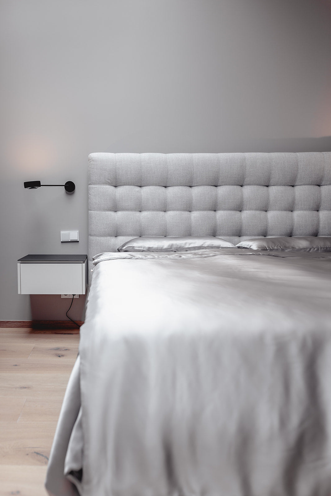 Schlafzimmer mit Maulbeerseiden-Bettwäsche und Seidenkissen – Silk Couture