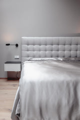 Schlafzimmer mit Maulbeerseiden-Bettwäsche und Seidenkissen – Silk Couture
