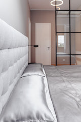 Schlafzimmer mit grauer Maulbeerseiden-Bettwäsche – Silk Couture