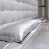Bett mit Maulbeerseiden-Bettwäsche und Seidenkissen – Silk Couture