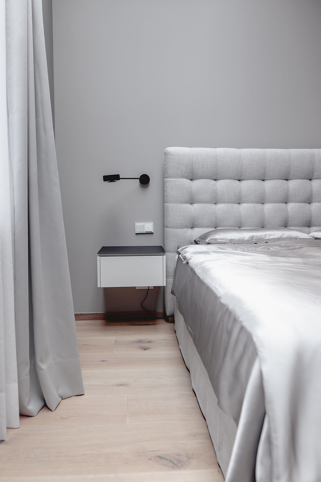 Graue Maulbeerseiden-Kissen auf dem Bett