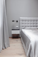 Graue Maulbeerseiden-Bettwäsche auf dem Bett – Silk Couture