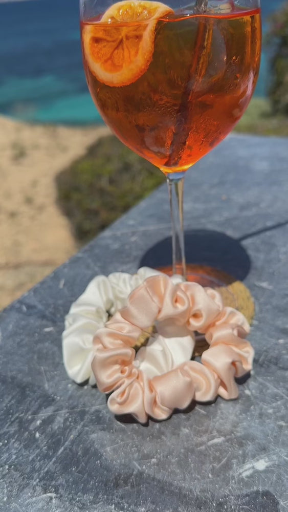 
                      
                        Video in der Galerie ansehen und abspielen, Maulbeerseidenhaargummi limited edition aperitivo time auf Mallorca
                      
                    