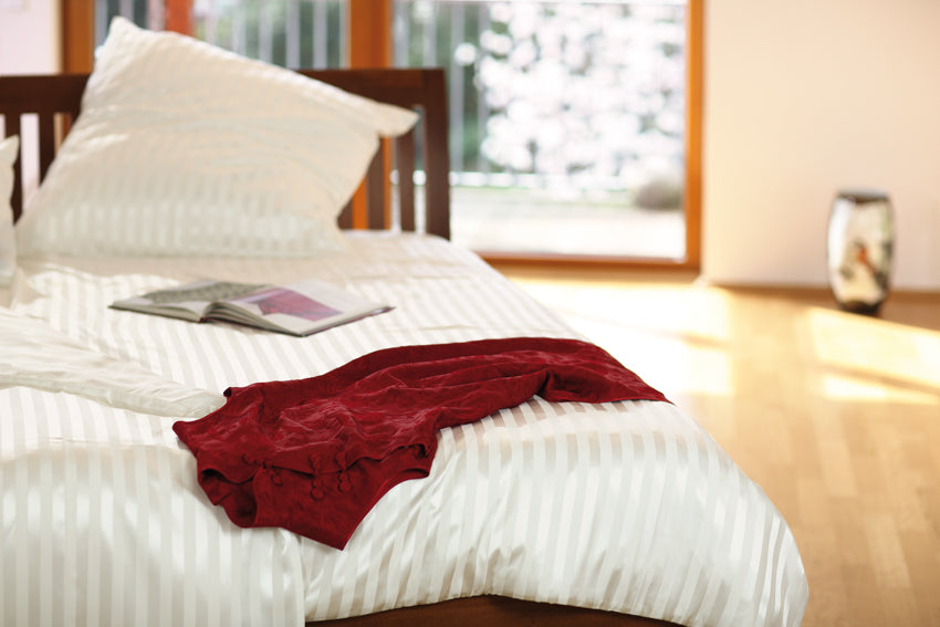 Linge de lit en soie blanc naturel à rayures
