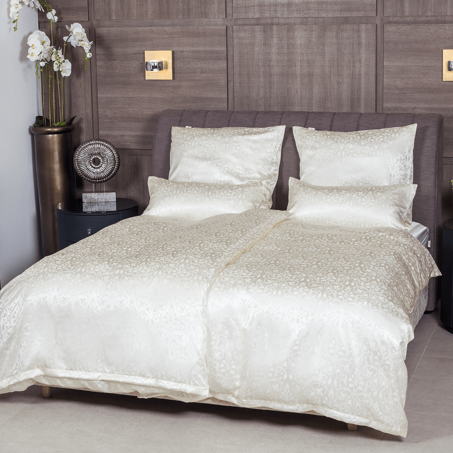Load image into Gallery viewer, Silk bed linen Phoenix Ivory
